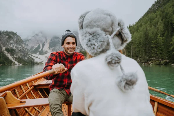 Beau Couple Jeunes Adultes Visitant Lac Alpin Braies Italie Touristes — Photo