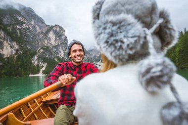 Braies, İtalya 'da bir dağ gölünü ziyaret eden genç ve güzel bir çift - sonbahar yaprakları arasında tatil yapan yürüyüş kıyafetli turistler - seyahat, yaşam tarzı ve seyahat tutkusu kavramları