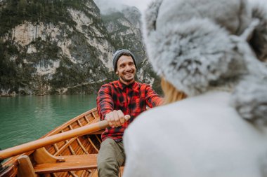 Braies, İtalya 'da bir dağ gölünü ziyaret eden genç ve güzel bir çift - sonbahar yaprakları arasında tatil yapan yürüyüş kıyafetli turistler - seyahat, yaşam tarzı ve seyahat tutkusu kavramları