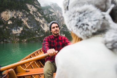Braies, İtalya 'da bir dağ gölünü ziyaret eden genç ve güzel bir çift - sonbahar yaprakları arasında tatil yapan yürüyüş kıyafetli turistler - seyahat, yaşam tarzı ve seyahat tutkusu kavramları