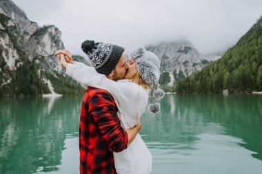 Braies, İtalya 'da bir dağ gölünü ziyaret eden genç ve güzel bir çift - sonbahar yaprakları arasında tatil yapan yürüyüş kıyafetli turistler - seyahat, yaşam tarzı ve seyahat tutkusu kavramları