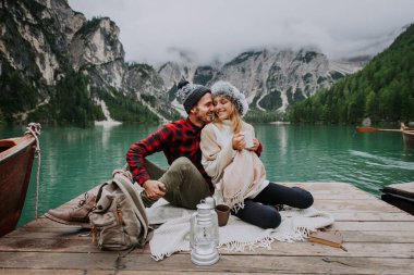 Braies, İtalya 'da bir dağ gölünü ziyaret eden genç ve güzel bir çift - sonbahar yaprakları arasında tatil yapan yürüyüş kıyafetli turistler - seyahat, yaşam tarzı ve seyahat tutkusu kavramları