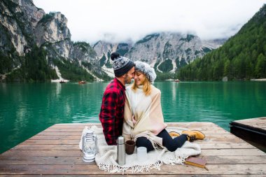Braies, İtalya 'da bir dağ gölünü ziyaret eden genç ve güzel bir çift - sonbahar yaprakları arasında tatil yapan yürüyüş kıyafetli turistler - seyahat, yaşam tarzı ve seyahat tutkusu kavramları