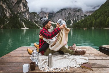 Braies, İtalya 'da bir dağ gölünü ziyaret eden genç ve güzel bir çift - sonbahar yaprakları arasında tatil yapan yürüyüş kıyafetli turistler - seyahat, yaşam tarzı ve seyahat tutkusu kavramları