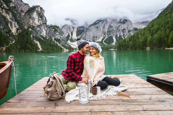 Hermosa Pareja Adultos Jóvenes Que Visitan Lago Alpino Braies Italia — Foto de Stock