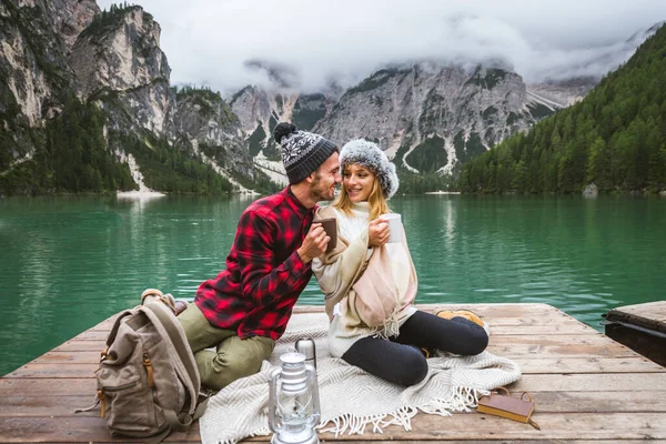 Krásná Dvojice Mladých Dospělých Kteří Navštíví Alpské Jezero Braies Itálie — Stock fotografie