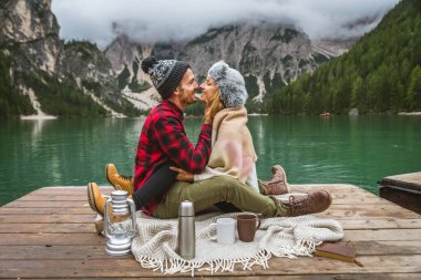 Braies, İtalya 'da bir dağ gölünü ziyaret eden genç ve güzel bir çift - sonbahar yaprakları arasında tatil yapan yürüyüş kıyafetli turistler - seyahat, yaşam tarzı ve seyahat tutkusu kavramları