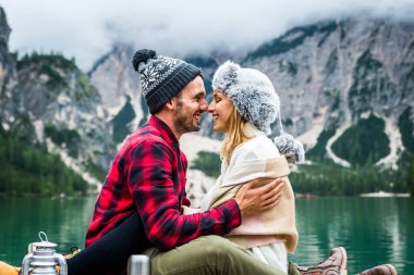 Braies, İtalya 'da bir dağ gölünü ziyaret eden genç ve güzel bir çift - sonbahar yaprakları arasında tatil yapan yürüyüş kıyafetli turistler - seyahat, yaşam tarzı ve seyahat tutkusu kavramları