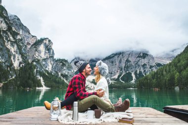 Braies, İtalya 'da bir dağ gölünü ziyaret eden genç ve güzel bir çift - sonbahar yaprakları arasında tatil yapan yürüyüş kıyafetli turistler - seyahat, yaşam tarzı ve seyahat tutkusu kavramları