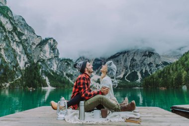 Braies, İtalya 'da bir dağ gölünü ziyaret eden genç ve güzel bir çift - sonbahar yaprakları arasında tatil yapan yürüyüş kıyafetli turistler - seyahat, yaşam tarzı ve seyahat tutkusu kavramları