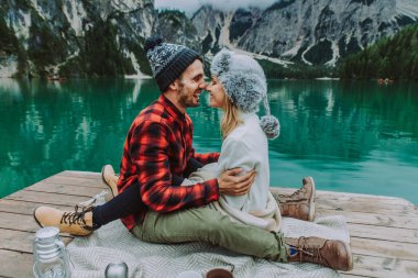 Braies, İtalya 'da bir dağ gölünü ziyaret eden genç ve güzel bir çift - sonbahar yaprakları arasında tatil yapan yürüyüş kıyafetli turistler - seyahat, yaşam tarzı ve seyahat tutkusu kavramları