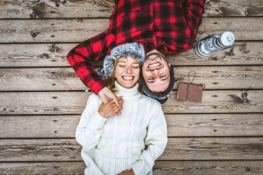 Braies, İtalya 'da bir dağ gölünü ziyaret eden genç ve güzel bir çift - sonbahar yaprakları arasında tatil yapan yürüyüş kıyafetli turistler - seyahat, yaşam tarzı ve seyahat tutkusu kavramları