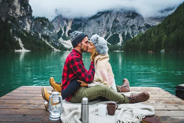 Cuplu Frumos Tineri Adulți Care Vizitează Lac Alpin Braies Italia — Fotografie, imagine de stoc