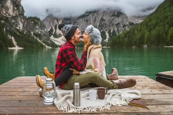 Braies, İtalya 'da bir dağ gölünü ziyaret eden genç ve güzel bir çift - sonbahar yaprakları arasında tatil yapan yürüyüş kıyafetli turistler - seyahat, yaşam tarzı ve seyahat tutkusu kavramları