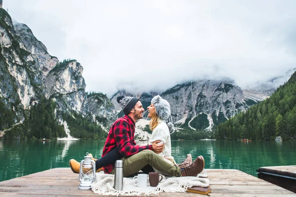 Bella Coppia Giovani Adulti Che Visitano Lago Alpino Braies Italia — Foto Stock