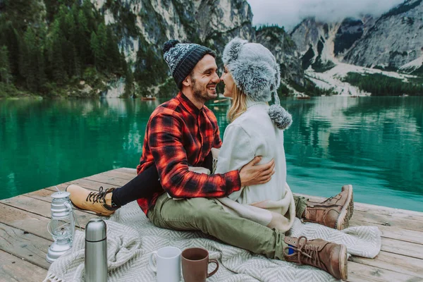 Piękna Para Młodych Ludzi Odwiedzających Alpejskie Jezioro Braies Włochy Turyści — Zdjęcie stockowe