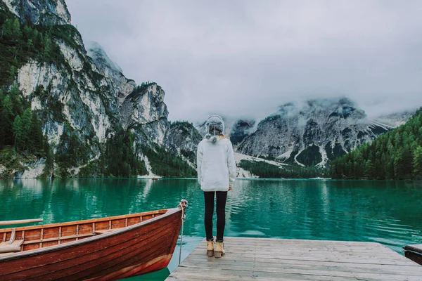 Güzel bir kadın Braies, İtalya 'da bir alp gölünü ziyaret ediyor - Yürüyüş kıyafetli bir turist sonbahar yaprakları arasında tatilde eğleniyor - seyahat, yaşam tarzı ve seyahat tutkusu kavramları