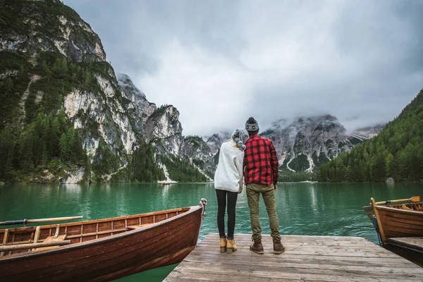 Braies, İtalya 'da bir dağ gölünü ziyaret eden genç ve güzel bir çift - sonbahar yaprakları arasında tatil yapan yürüyüş kıyafetli turistler - seyahat, yaşam tarzı ve seyahat tutkusu kavramları