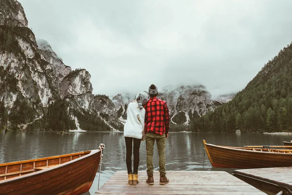 Belo Casal Jovens Adultos Que Visitam Lago Alpino Braies Itália — Fotografia de Stock