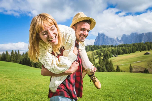 Belo Jovem Casal Viajando Nas Dolomitas Itália Dois Amantes Fazendo — Fotografia de Stock