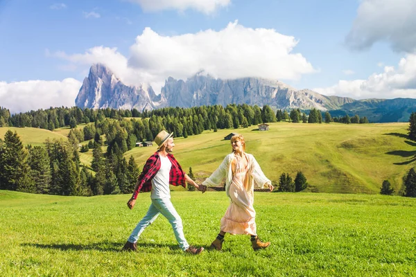 Молодая Пара Путешествующая Итальянских Дамских Лесах Двое Влюбленных Совершают Однодневную — стоковое фото