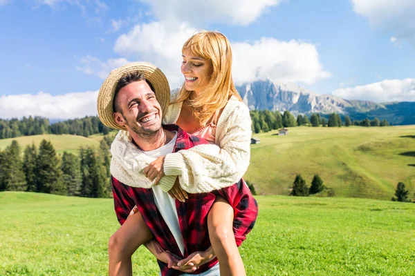 Belo Jovem Casal Viajando Nas Dolomitas Itália Dois Amantes Fazendo — Fotografia de Stock