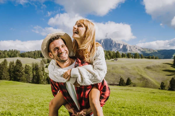 Hermosa Pareja Joven Que Viaja Los Dolomitas Italia Dos Amantes —  Fotos de Stock