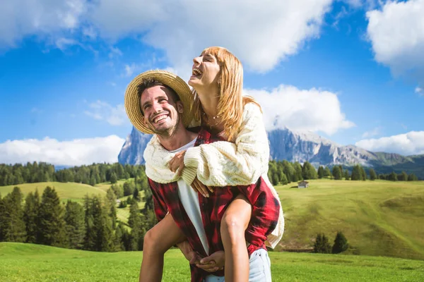 Piękna Młoda Para Podróżująca Dolomitach Włochy Dwoje Miłośników Spędzających Dzień — Zdjęcie stockowe