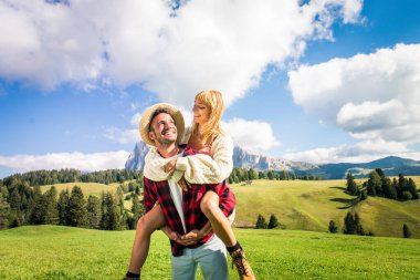 Dolomitler, İtalya 'da seyahat eden genç ve güzel bir çift.