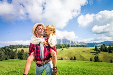 Dolomitler, İtalya 'da seyahat eden genç ve güzel bir çift.