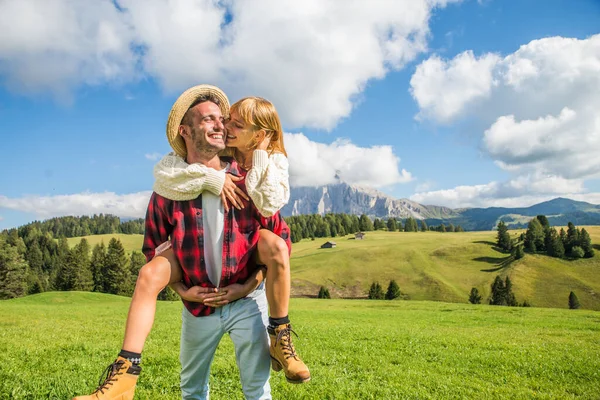 Hermosa Pareja Joven Que Viaja Los Dolomitas Italia Dos Amantes — Foto de Stock