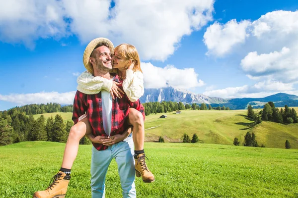 Belo Jovem Casal Viajando Nas Dolomitas Itália Dois Amantes Fazendo — Fotografia de Stock