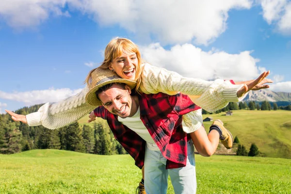 Vackra Unga Par Som Reser Dolomiterna Italien Två Älskare Som — Stockfoto