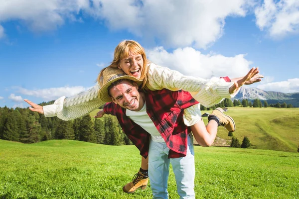 Belo Jovem Casal Viajando Nas Dolomitas Itália Dois Amantes Fazendo — Fotografia de Stock