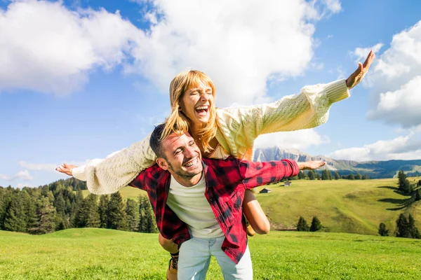 Belo Jovem Casal Viajando Nas Dolomitas Itália Dois Amantes Fazendo — Fotografia de Stock