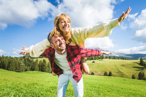 Belo Jovem Casal Viajando Nas Dolomitas Itália Dois Amantes Fazendo — Fotografia de Stock