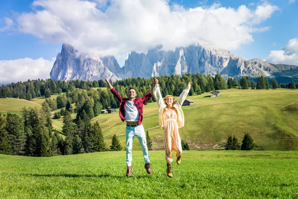 Vackra Unga Par Som Reser Dolomiterna Italien Två Älskare Som — Stockfoto