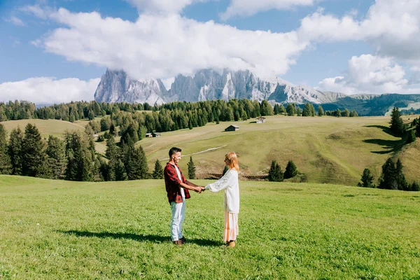 在意大利白云石中旅行的年轻漂亮的一对 一对恋人在大自然中度过一天的旅程 — 图库照片