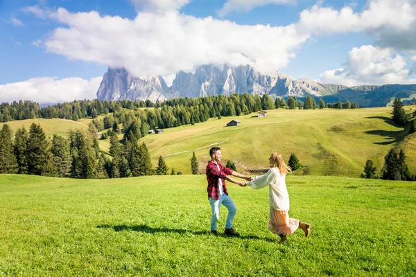 Gyönyörű Fiatal Pár Utazik Dolomitok Olaszország Két Szerelmes Amelynek Egy — Stock Fotó