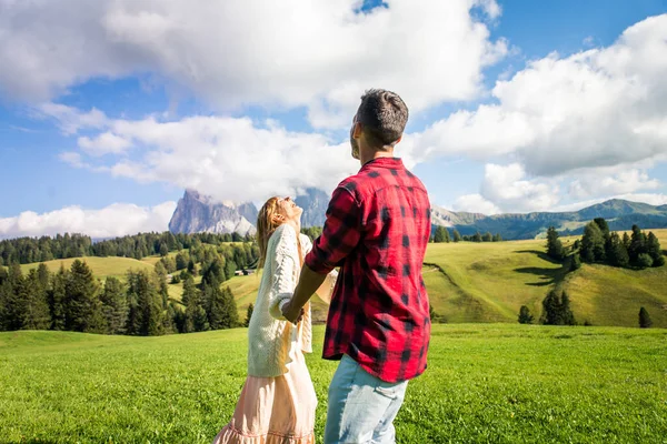 Belo Jovem Casal Viajando Nas Dolomitas Itália Dois Amantes Fazendo — Fotografia de Stock