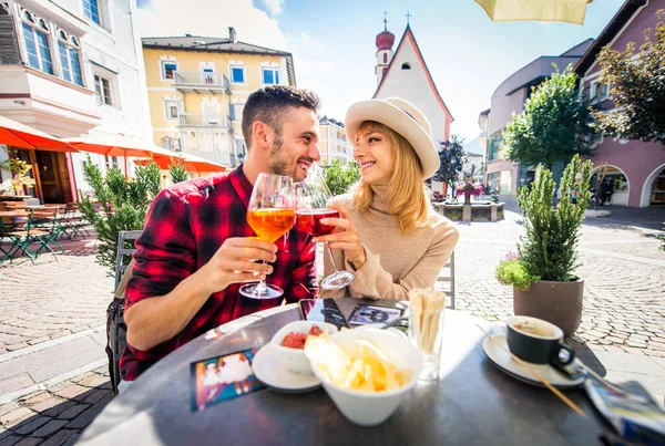 Frumos Cuplu Tânăr Stând Într Restaurant Bar Având Băutură Doi — Fotografie, imagine de stoc