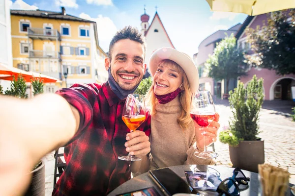 Frumos Cuplu Tânăr Stând Într Restaurant Bar Având Băutură Doi — Fotografie, imagine de stoc