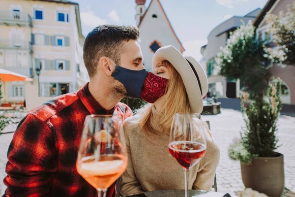 Bela Jovem Casal Sentado Restaurante Bar Ter Uma Bebida Dois — Fotografia de Stock