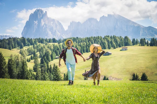 Kaunis Nuori Pari Matkustaa Dolomiitit Italia Kaksi Ystäville Ottaa Päiväretken — kuvapankkivalokuva
