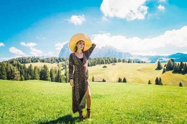 Menina Bonita Viajando Nas Dolomitas Itália Turista Fazendo Uma Viagem — Fotografia de Stock