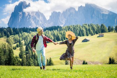 Dolomitler, İtalya 'da seyahat eden genç ve güzel bir çift.