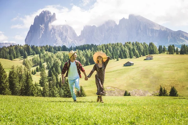 イタリアのドロミテ島を旅行する美しい若いカップル 自然の中で一日旅行をしている2人の恋人 — ストック写真