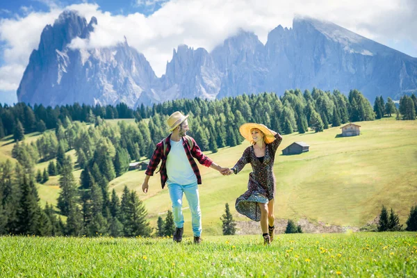 Hermosa Pareja Joven Que Viaja Los Dolomitas Italia Dos Amantes — Foto de Stock