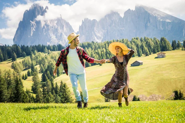 イタリアのドロミテ島を旅行する美しい若いカップル 自然の中で一日旅行をしている2人の恋人 — ストック写真