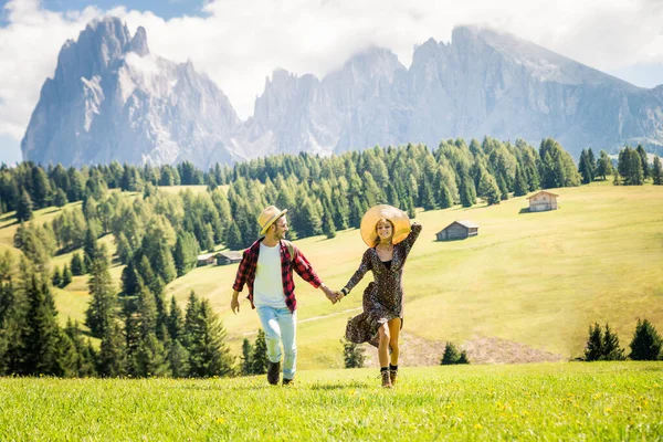 Mooi Jong Stel Reis Dolomieten Italië Twee Geliefden Die Een — Stockfoto